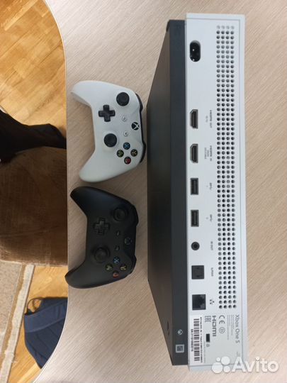 Xbox one s 1 tb,2 геймпада