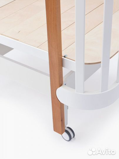 Детская кроватка с маятником