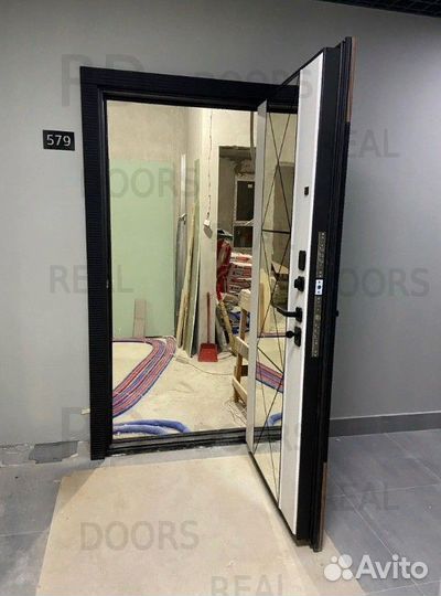 Стильная входная дверь с зеркалом