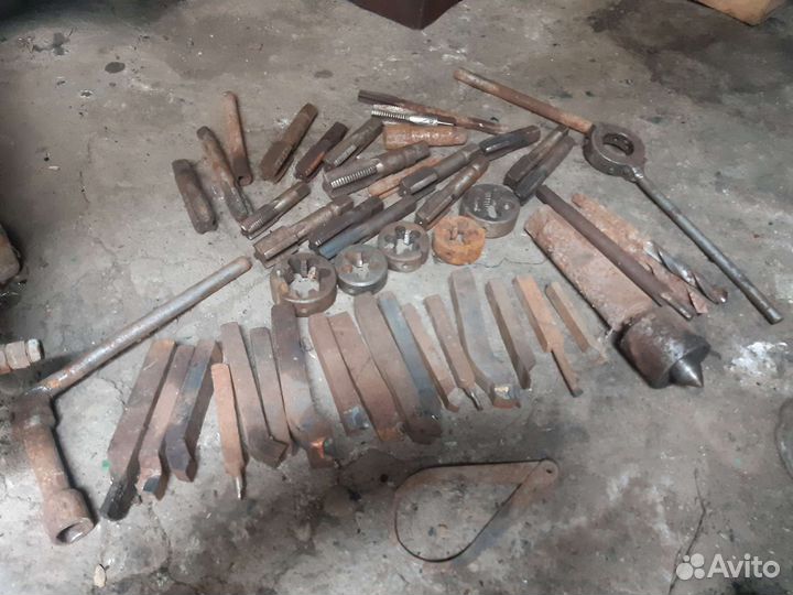 Токарные резцы по металлу,метчики,и т.д