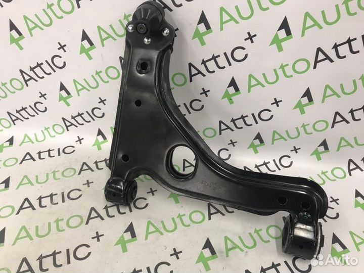 Рычаг подвески нижний передний правый Opel Astra H