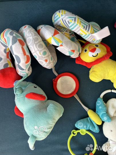 Развивающие подвесные игрушки tiny fisher price