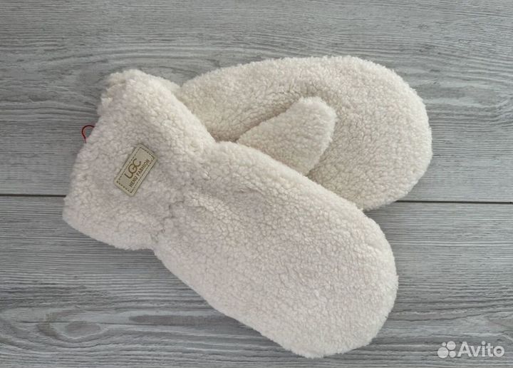 Варежки женские UGG под барашка