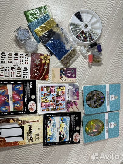 Наклейки, стразы, блестки для маникюра