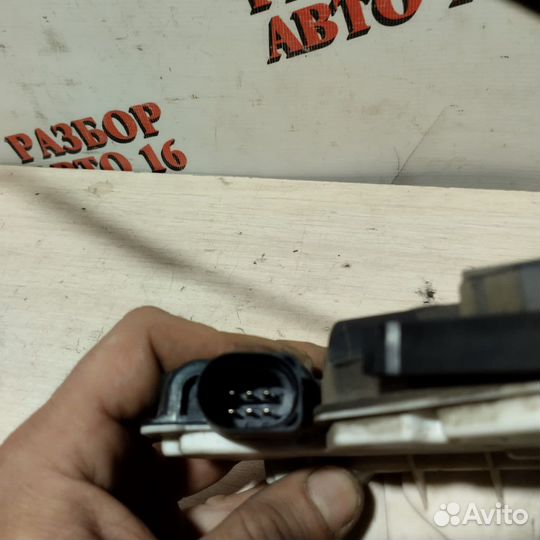 Передний правый замок двери Skoda Fabia 2