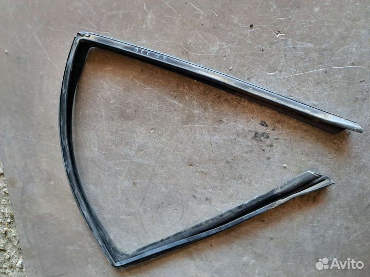 Уплотнитель стекла задний левый Mercedes w220