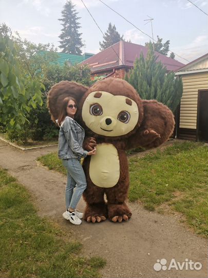 Большой белый мишка и Чебурашка