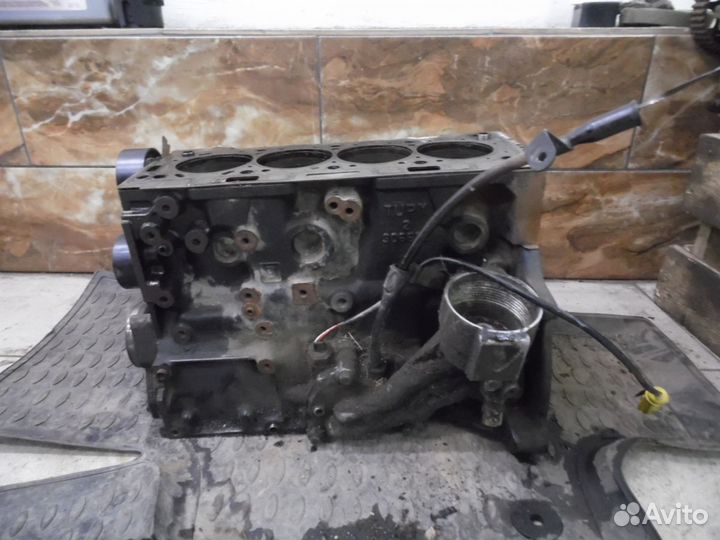 Блок двигателя Citroen C4 2005-2011 1,6 NFU