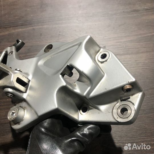Кронштейн правой подножки для BMW F800R