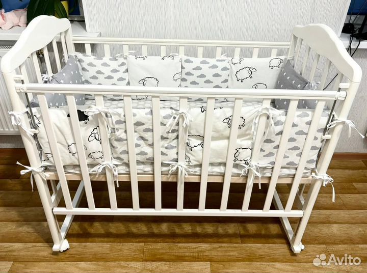Детская кроватка на колесиках