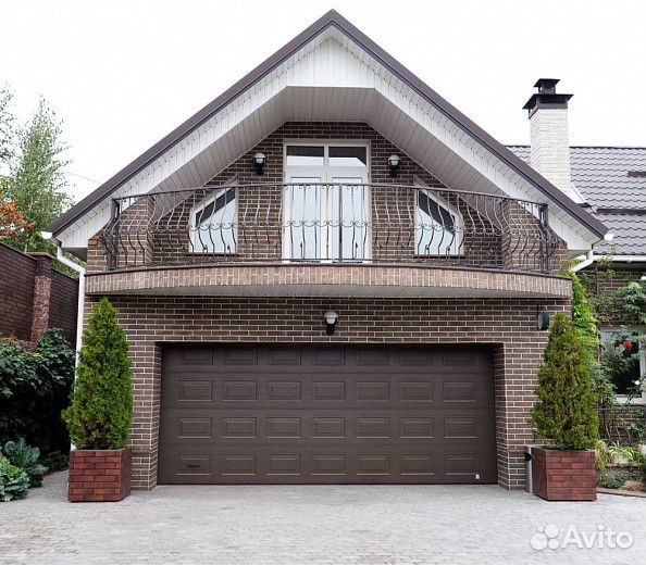 Секционные ворота с боковой дверью