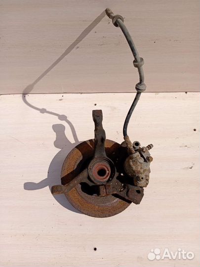 Кулак поворотный левый на Фольксваген гольф 3