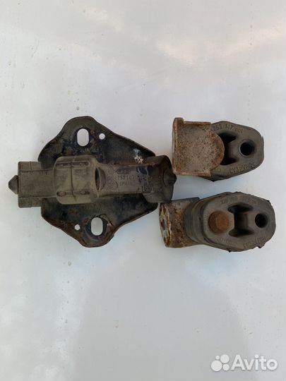 Кронштейн и резинки крепления глушителя VW Polo V