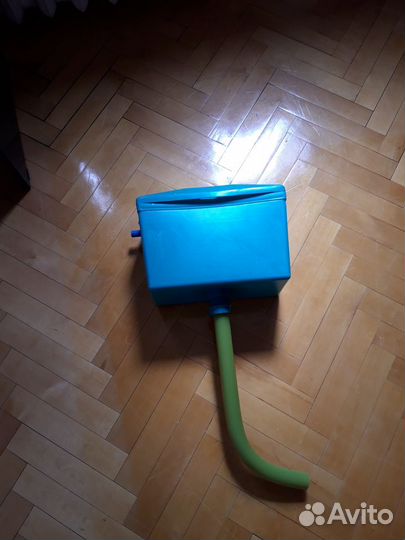 Новый пластмасов бачок для унитаза, слив с кнопкой