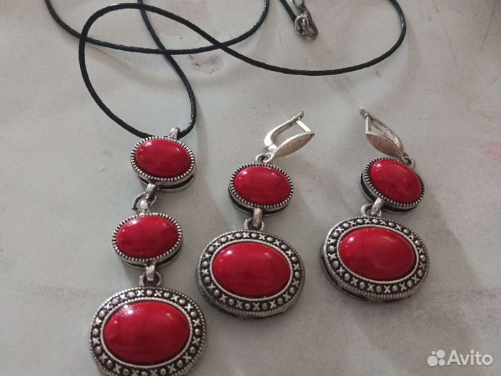 Серьги и 2 подвески