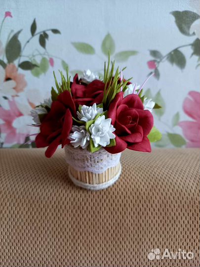 Декоративная корзинка с цветами