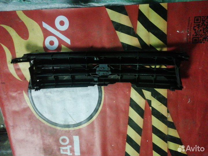 Решетка радиатора передняя Mazda Mpv