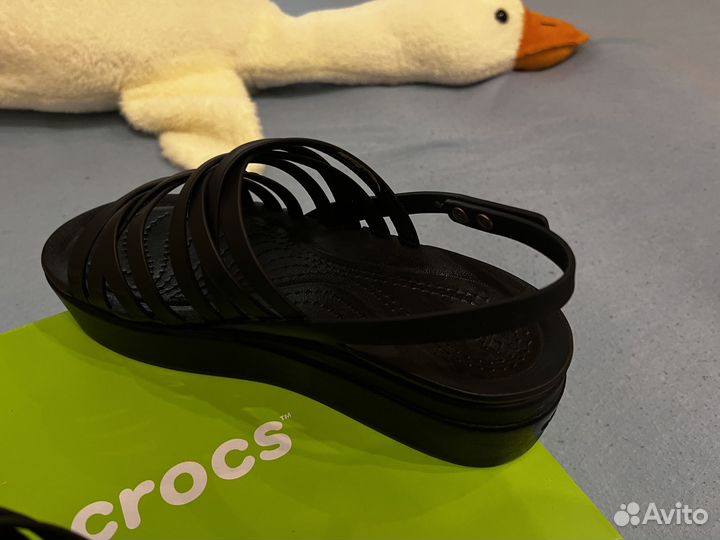 Сандалии Crocs Brooklyn Strappy Low Wdg W