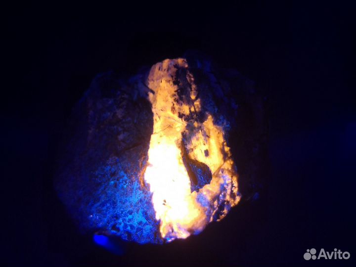 Эвдиалит, гакманит, эгирин, сиенит