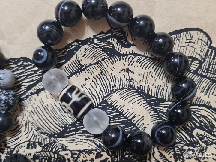 Браслеты из натуральных камней с бусинами дзи