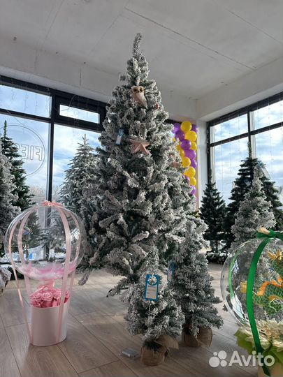 Ель елка сосна искуственнаяв снегу