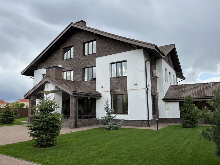 Коттедж 750 м² на участке 16 сот.