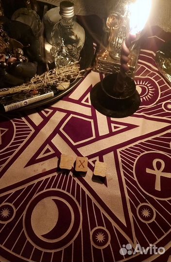 Гадание на картах таро и на рунах