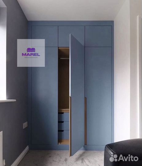 Яркий стильный шкаф купе