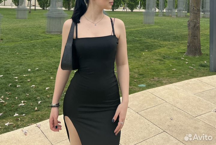 Платье черное в пол с вырезом