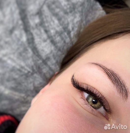 Модель на ресницы