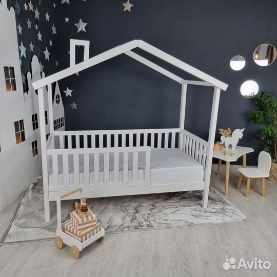 Детская кровать Домик из массива