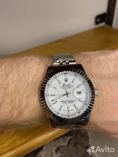 Часы Rolex с белым циферблатом