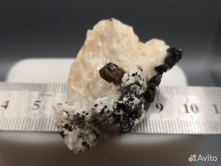 Пирохлор, аннит, кальцит. Вишневые горы