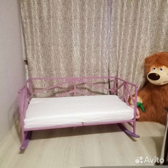 Детская кроватка с маятником