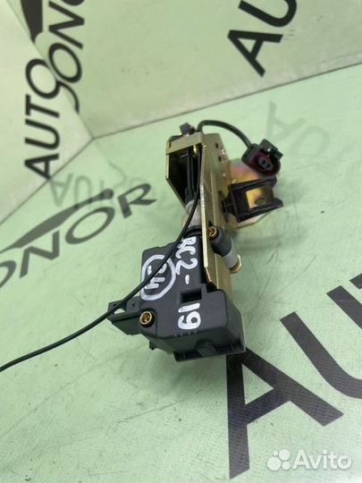 Замок стекла багажника Volkswagen Touareg 7L