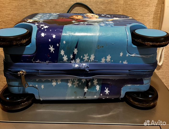 Детский чемодан на колесиках