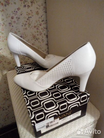 Новые белые перфо.кожаные туфли Covani, 40 р
