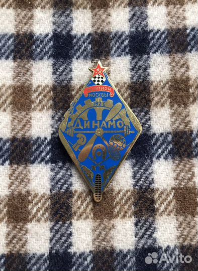 Коллекция значков и брелков