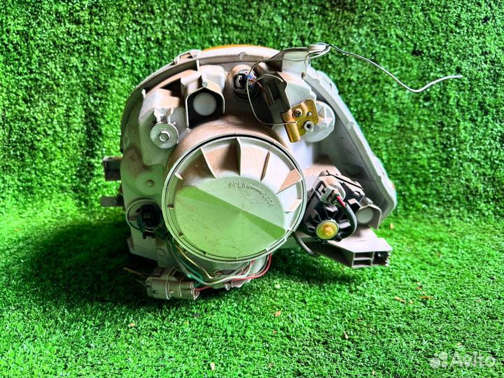 972 фара на toyota sienta NCP81