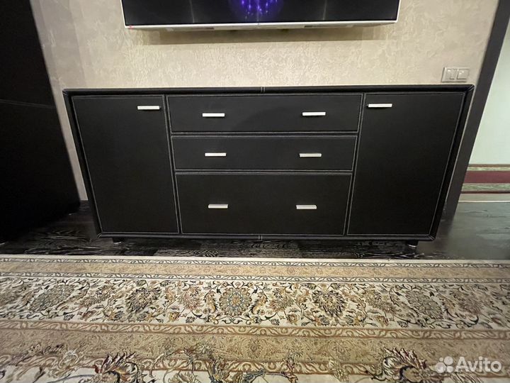 Тумба под телевизор отделанная кожей поверх дерева