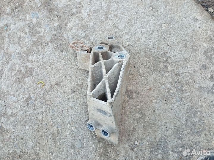 Кронштейн двигателя левый LADA Granta