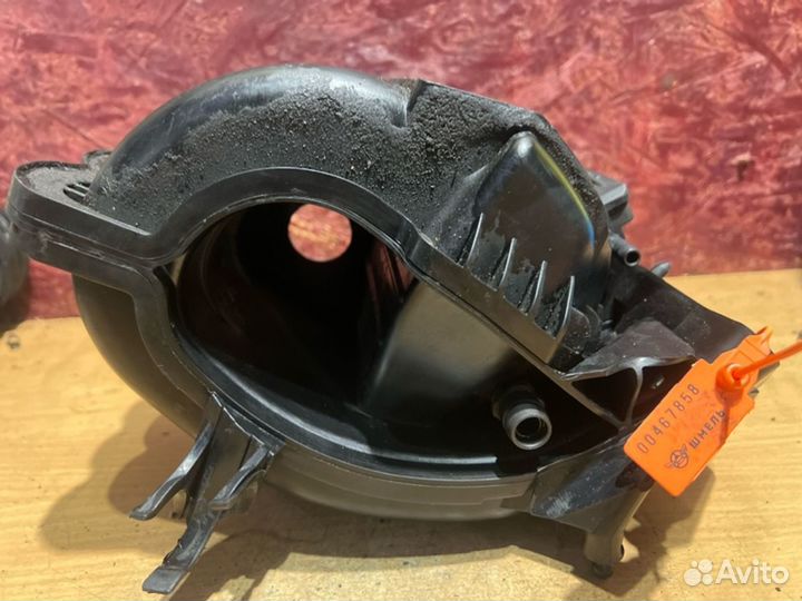 Коллектор впускной Volkswagen Polo BUD