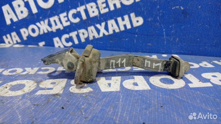 Ограничитель двери Nissan Primera P11 седан SR20DE