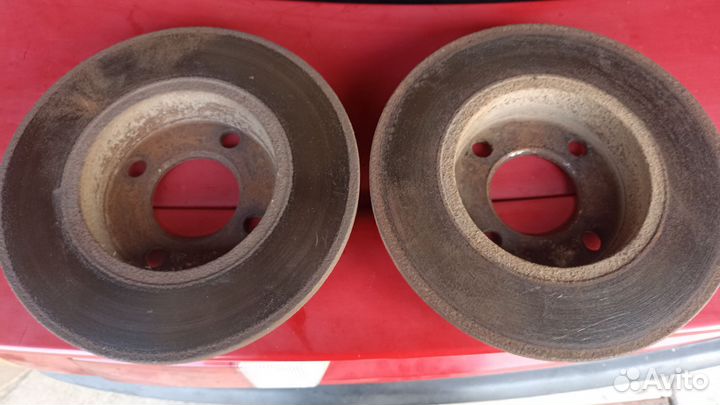 Передние тормозные диски не вентилируемые на Ауди
