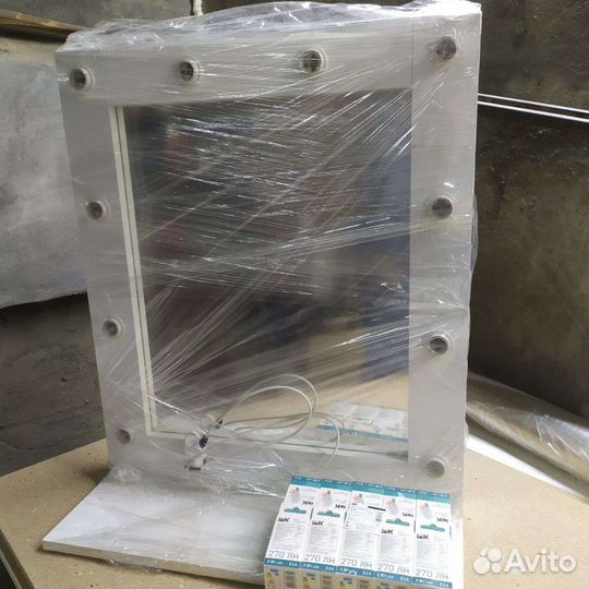 Маленькое гримерное зеркало