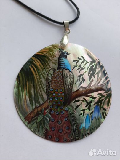 Подвеска кулон Павлин из перламутра с росписью