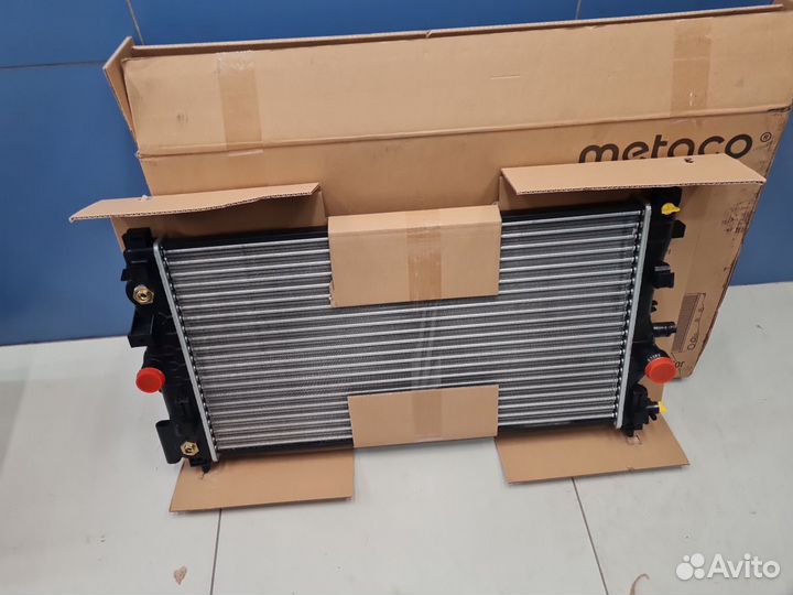 Радиатор основной охлаждения двигателя Opel Astra J 2009-2017