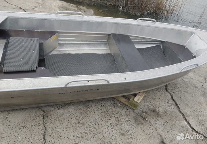 Лодка с мотором