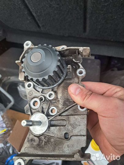 Продам помпу Рено логан сандэро 1.6 8 кл оригинал