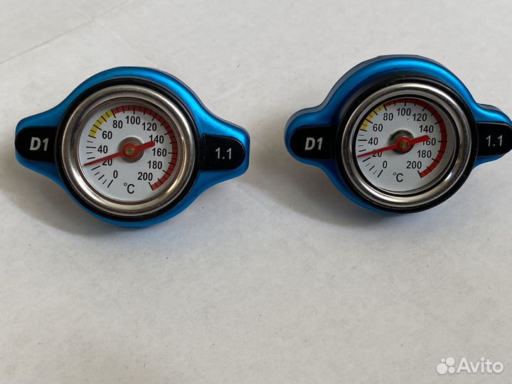 Крышка на радиатора с датчиком температуры мото